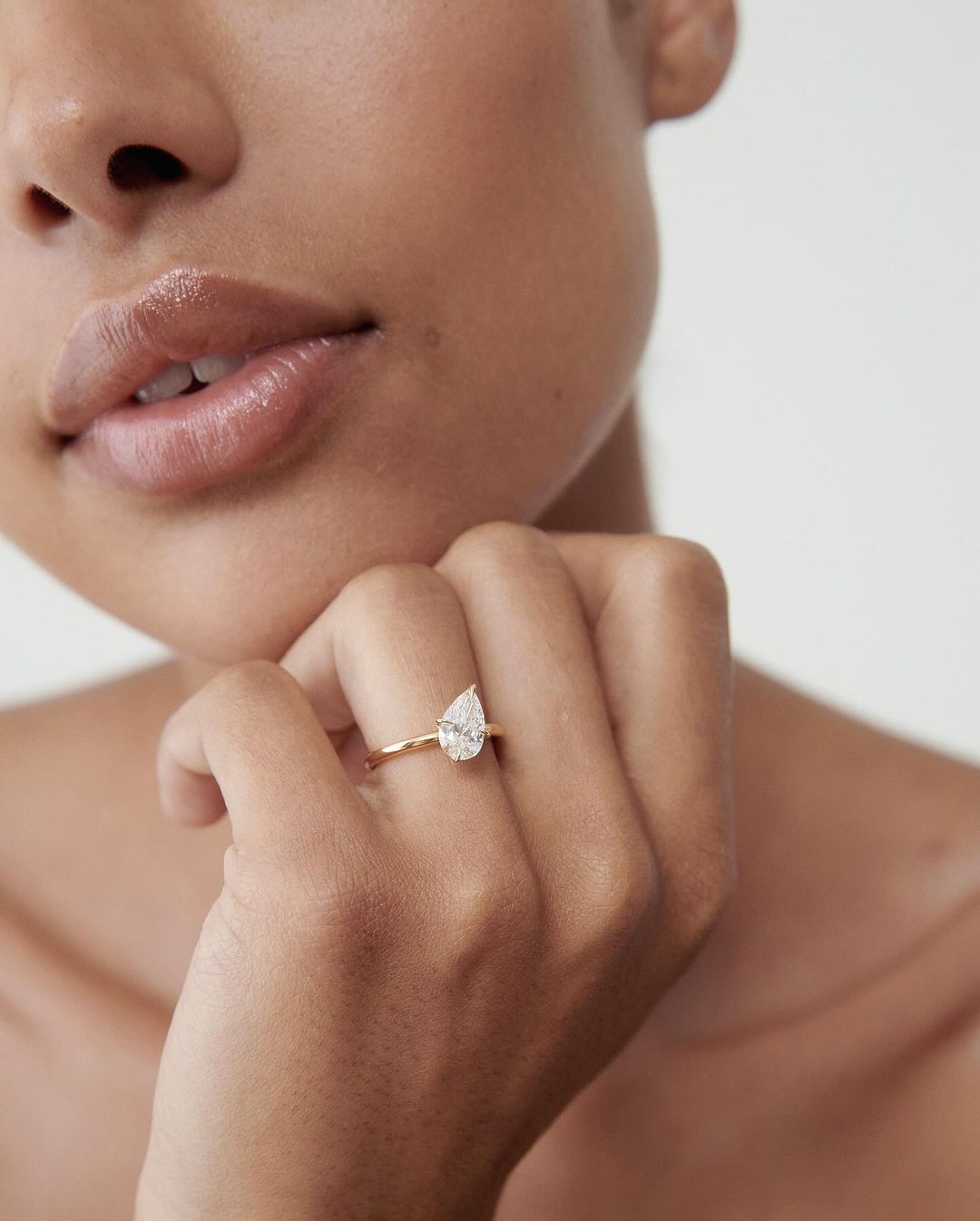 2.5ct Pear Cut Diamond Solitaire Lab Grown Diamond Ring Classic Minimalist Engagement Ring and wedding gift or promise Gift her/women Close-up of a hand adorned with a sparkling  diamond ring on a sleek gold band, featuring a modern and elegant design. The ring is perfect for engagement, wedding, or luxury jewelry collections.